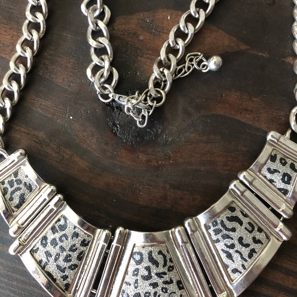 🐆Silver Leopard Print Sparkly Statement Necklace - Picture 3 of 5
